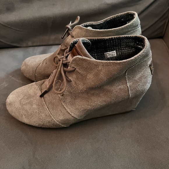 Toms Suede Ankle Booties, Taupe, Size 10M - Picture 3 of 7